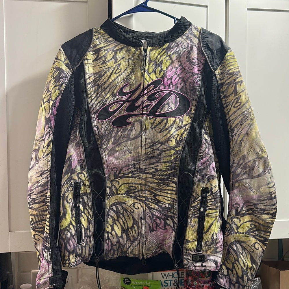 Like new, lightweight women’s Harley Davidson riding jacket!